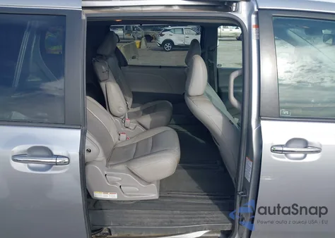 2015 Toyota Sienna Xle 8 Passenger z USA, uszkodzony, nr VIN 5TDYK3DC4FS554439